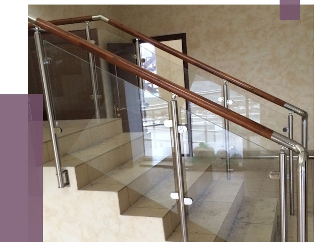 Комбинированные перила из металла и дерева в Балтийске