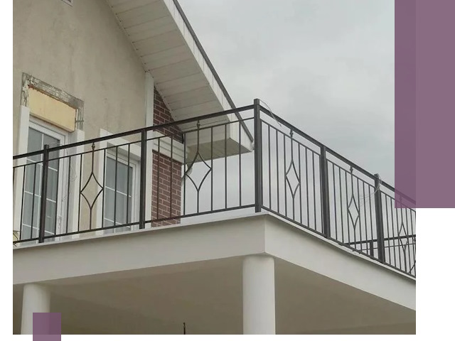 Изготовление балконных ограждений в Балтийске из металла и стекла